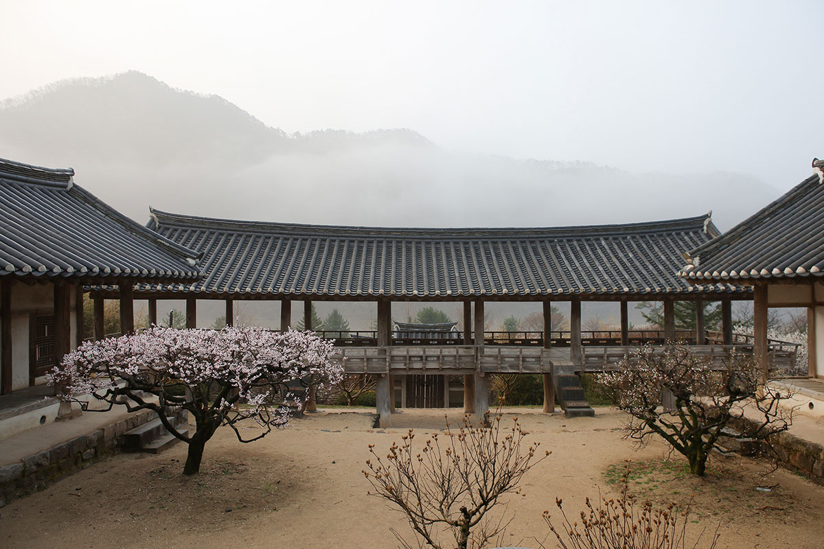 « Byeongsan Seowon » à Andong. Bâtiment scolaire construit il y a 400 ans.
Fondé par la croyance que l’éducation est plus urgente que prévenir la guerre
et lutter contre la famine. Inscrit aujourd’hui au patrimoine de l’UNESCO
le 6 juillet 2019.